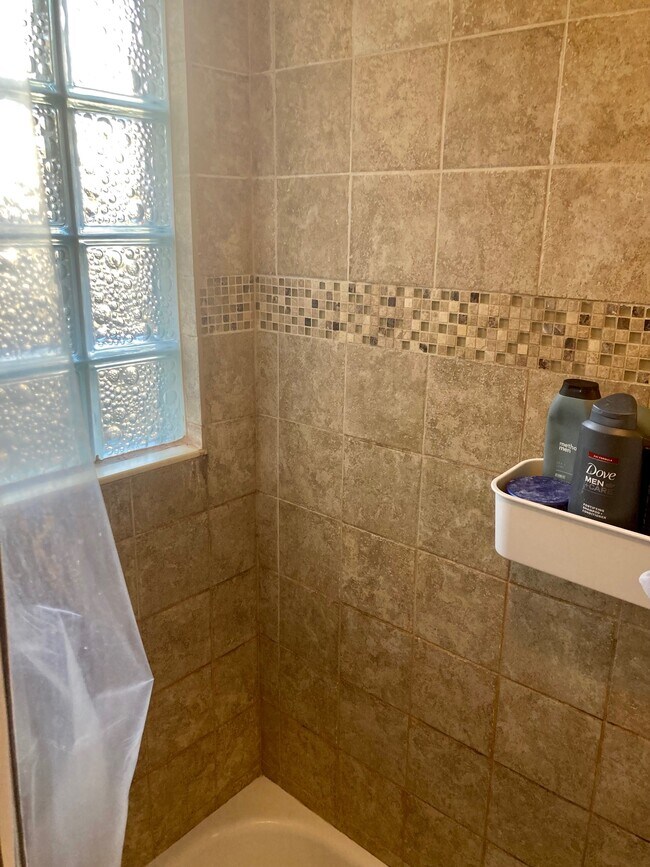 Tiled baths - 1765 Selby Ave