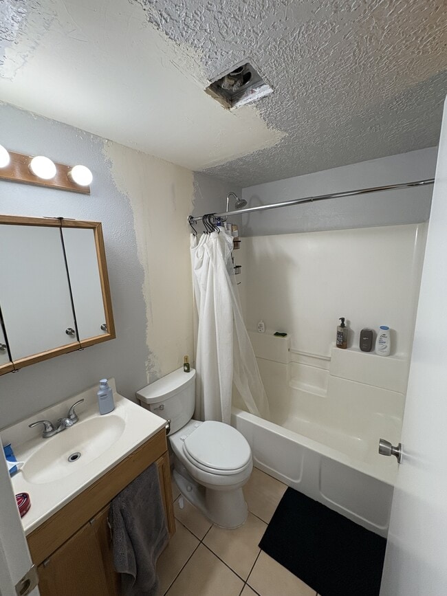 Building Photo - 1490 S 135 W