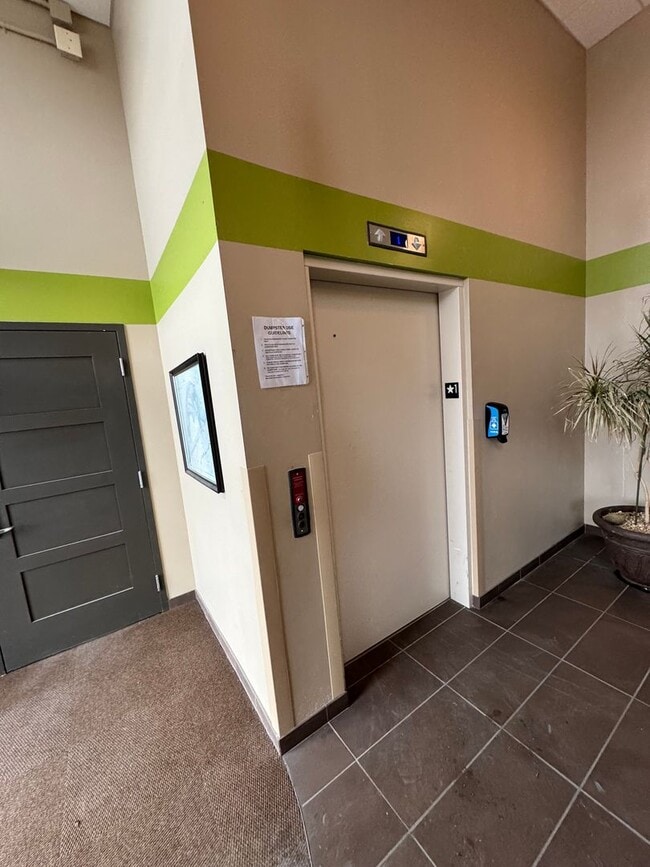 Building Photo - Down Town luxury condo is in a newly renov...