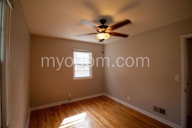 Building Photo - Spacious 4 Bed 2 Bath Home!