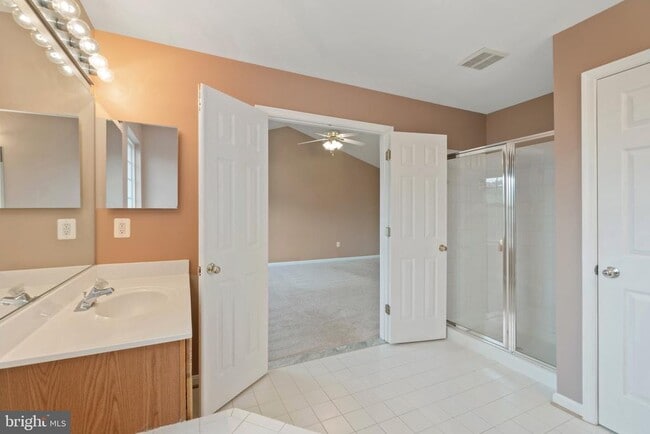 Building Photo - 641 Springhouse Square SE