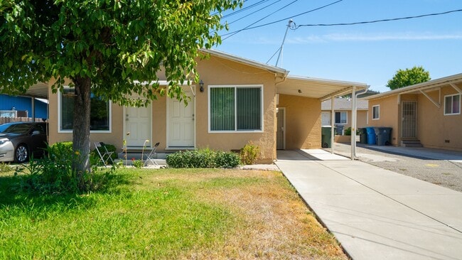 Building Photo - 2 bedroom 1 bathroom duplex Vacaville