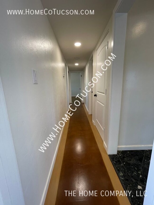 Building Photo - 3015 E 4th St