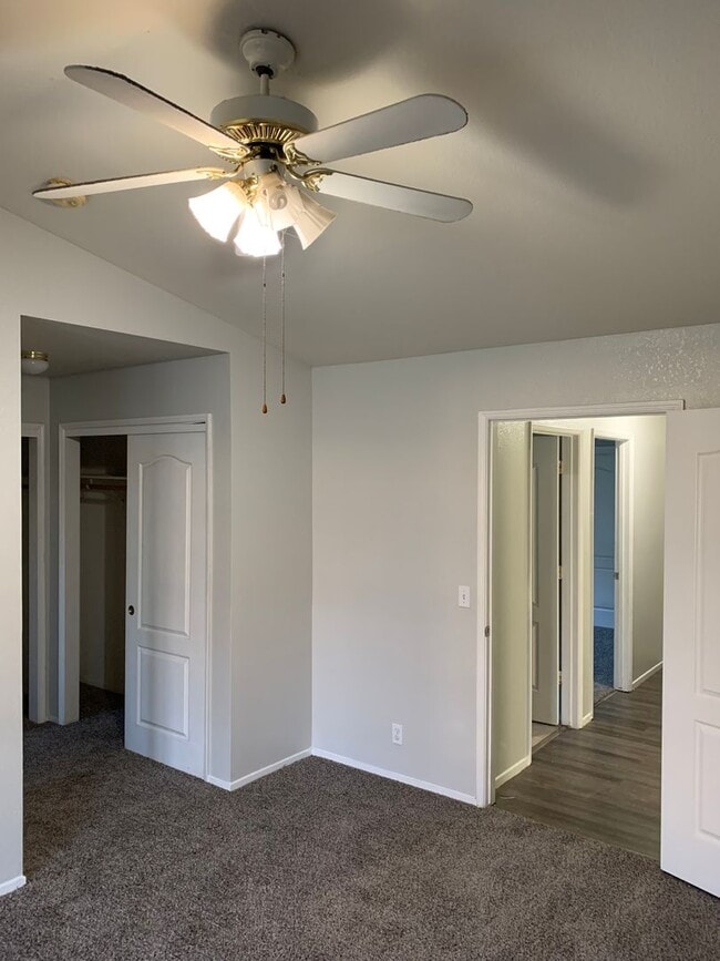 Building Photo - 3 Bedroom 2 Bath
