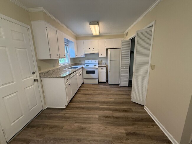 Building Photo - Coming Soon! Brick town home End unit! UPDATED! Freshly Painted/ New Flooring/Granite Counter Top...