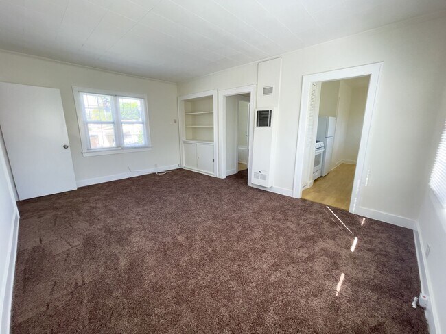 Building Photo - Charming 2nd-Floor 1BR in Alhambra | New Carpet, Granite Counters & Free Laundry!