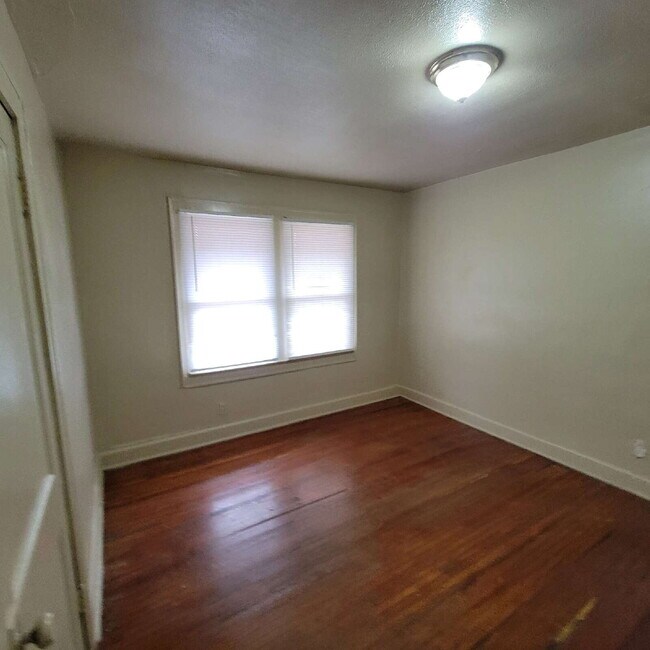 Building Photo - Near NW-Riverside 2BR/1BA House for LEASE!