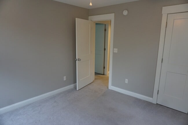 Building Photo - 18 Lilac Ln