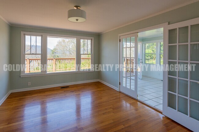 Building Photo - 323 Walsh Rd