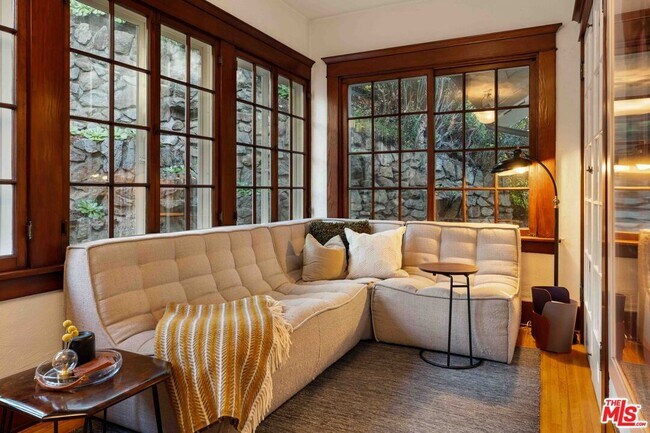 Building Photo - 8050 Jovenita Canyon Dr