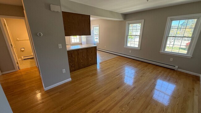 Building Photo - 2 BR with hardwood, private entrance/deck,...