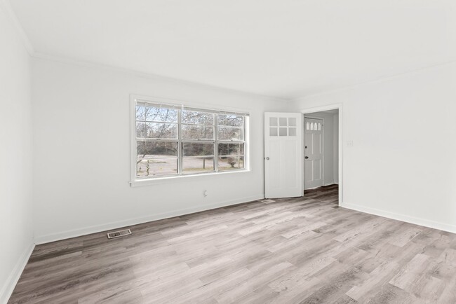 Building Photo - Cozy and Newly Renovated 3 Bedroom 1.5 Bat...