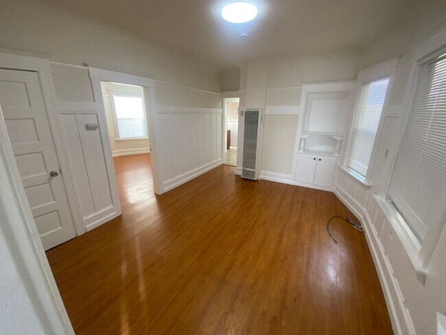 Building Photo - 809-811 26th St