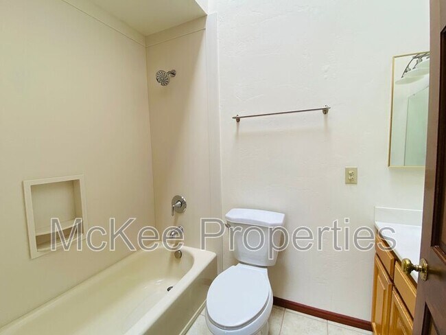 Building Photo - 8668 Villa La Jolla Dr