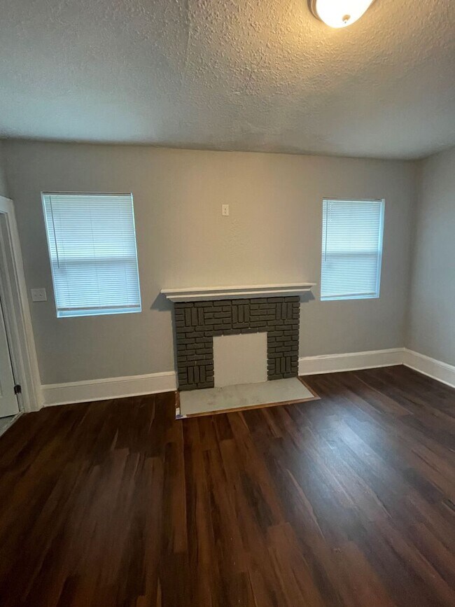 Building Photo - Duplex with Garage Apartment