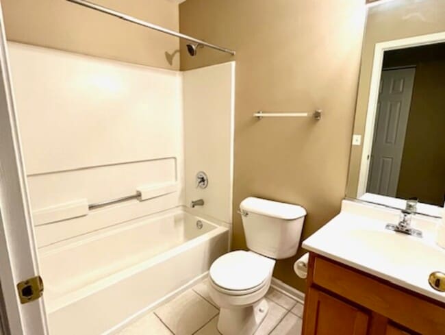 Building Photo - 1303 N Red Oak Cir