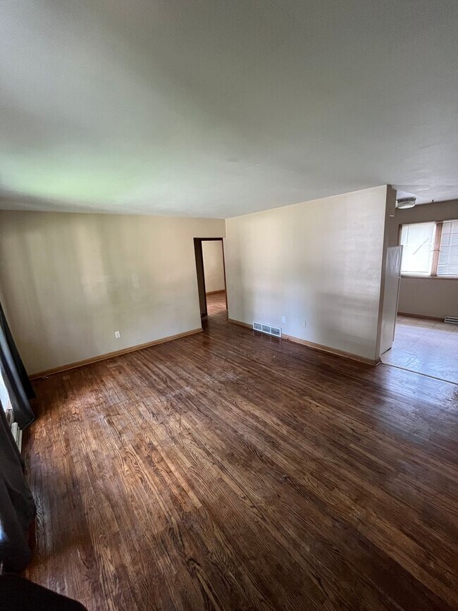 Building Photo - 2 Bedroom 1 Bath Condo