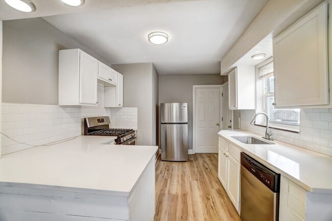 Building Photo - 2 Bedroom, 1 Bathroom with Large Backyard!