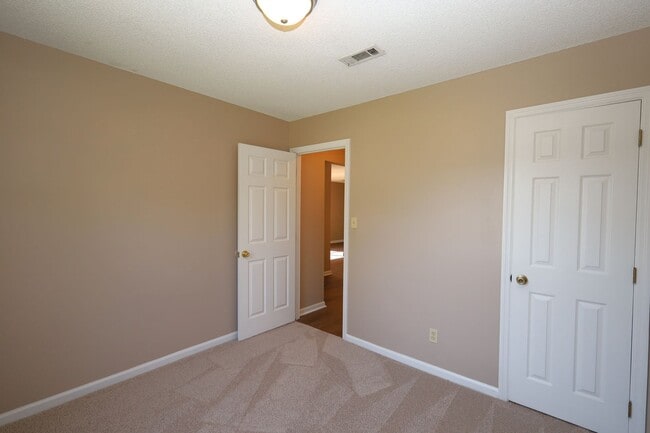 Building Photo - 203 Blue Pool Dr