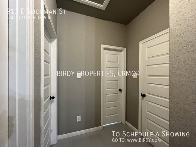 Building Photo - 913 E Seidemann St