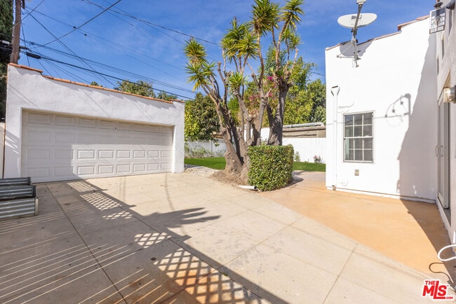 Building Photo - 1557 N Stanley Ave