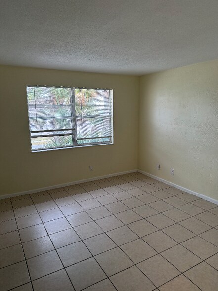 Building Photo - 2421 N Oleander Ave