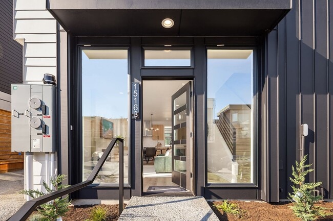 Building Photo - New Ballard Townhome