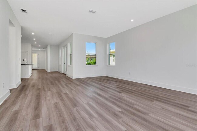 Building Photo - 402 E Oak Ave