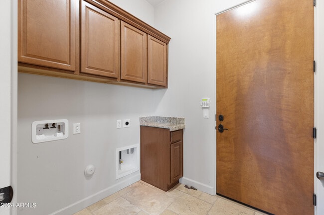Building Photo - 5559 E El Sendero Dr