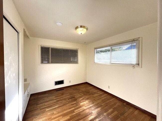Building Photo - Classic Home in Columbia Neighborhood - Walnut