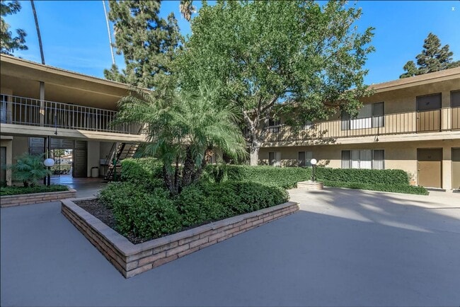 Building Photo - Unit 24 - RENT SPECIAL! Upgraded Ground-Floor 1 Bed, 1 Bath Apartment Home