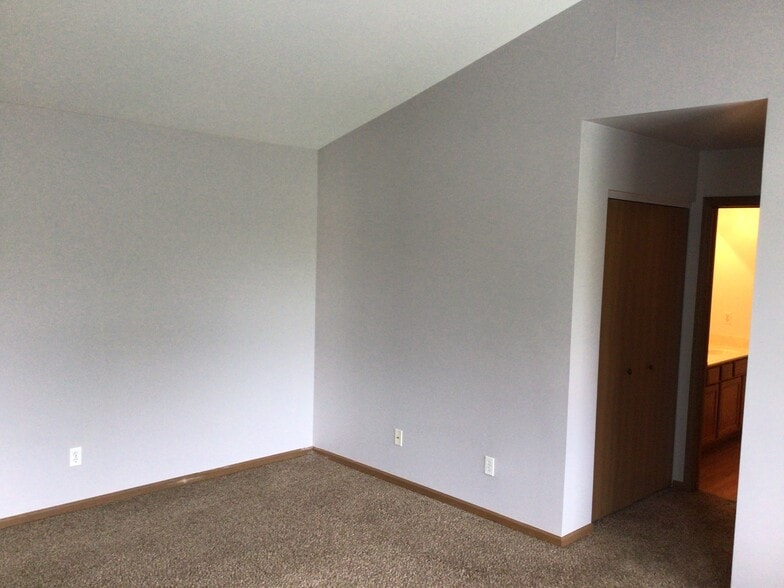 Building Photo - 13843 S Petersburg Dr