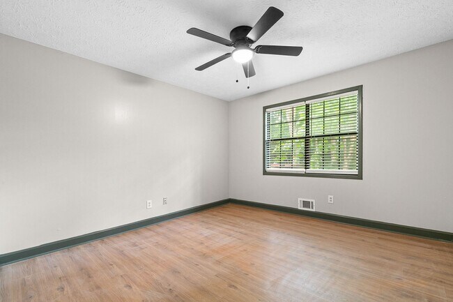 Building Photo - Fully Renovated Three Bedroom in the heart of Stockbridge!