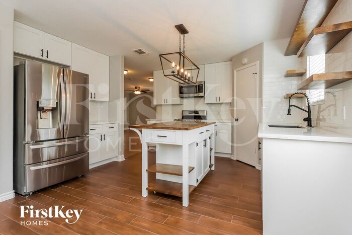 Building Photo - 18215 Barkers Crest Dr