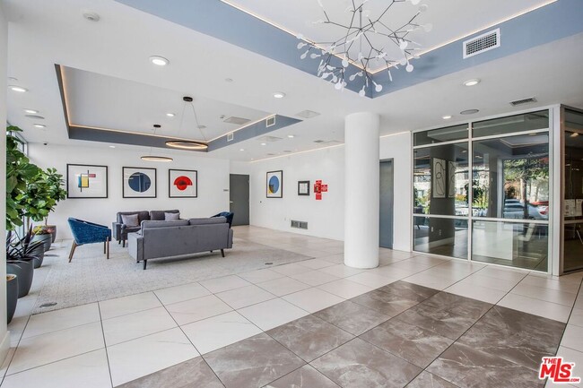 Building Photo - 453 S Kenmore Ave