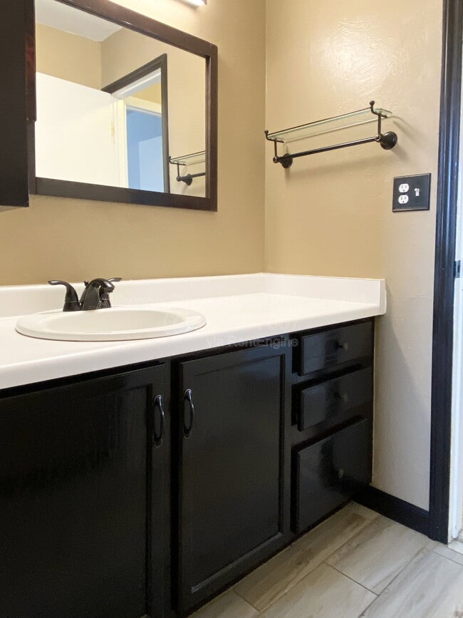 Building Photo - 6087 Del Rey Dr