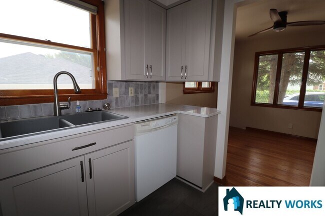 Building Photo - Charming 5 bed House!
