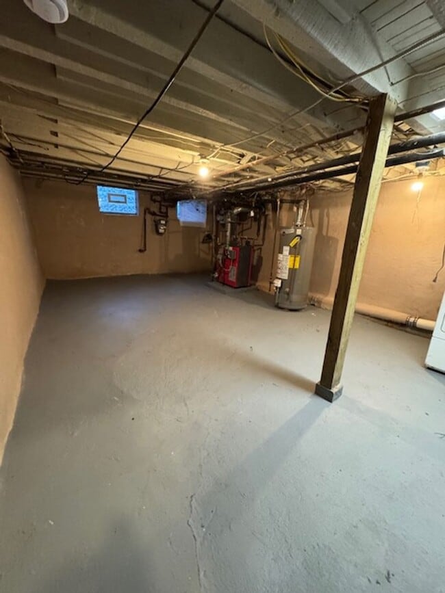 Building Photo - Looking for spacious house check this one ...