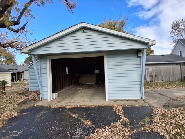 Building Photo - 913 Forrest St