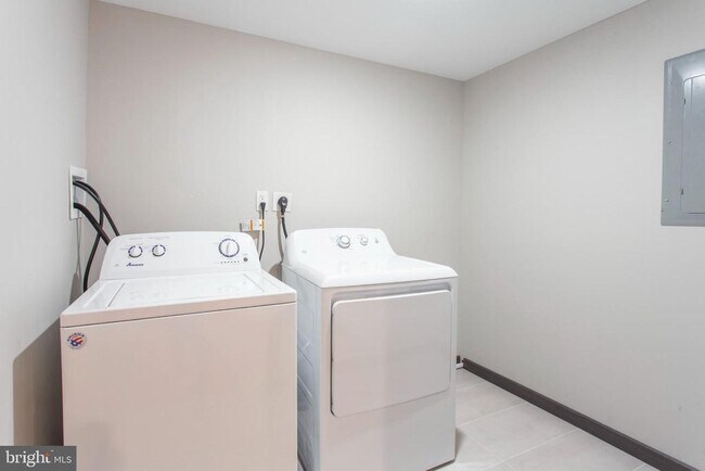 Building Photo - 2553 Montrose St