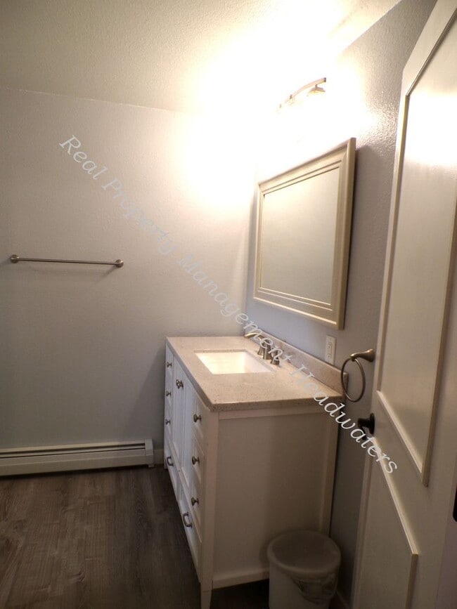 Building Photo - 5 Bedroom 2-1/2 Bath House for Rent