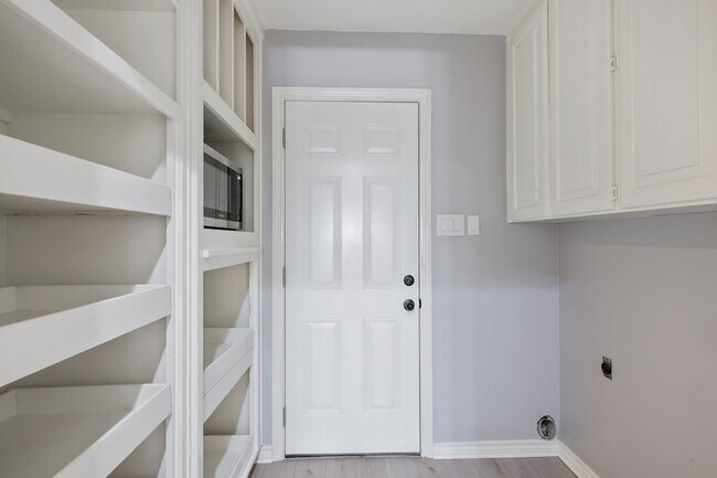 Building Photo - 3808 Yellowstone Pl