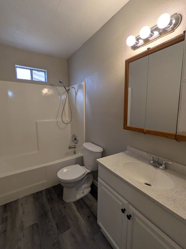 Building Photo - REMODELED 2 BEDROOM FOURPLEX UNIT
