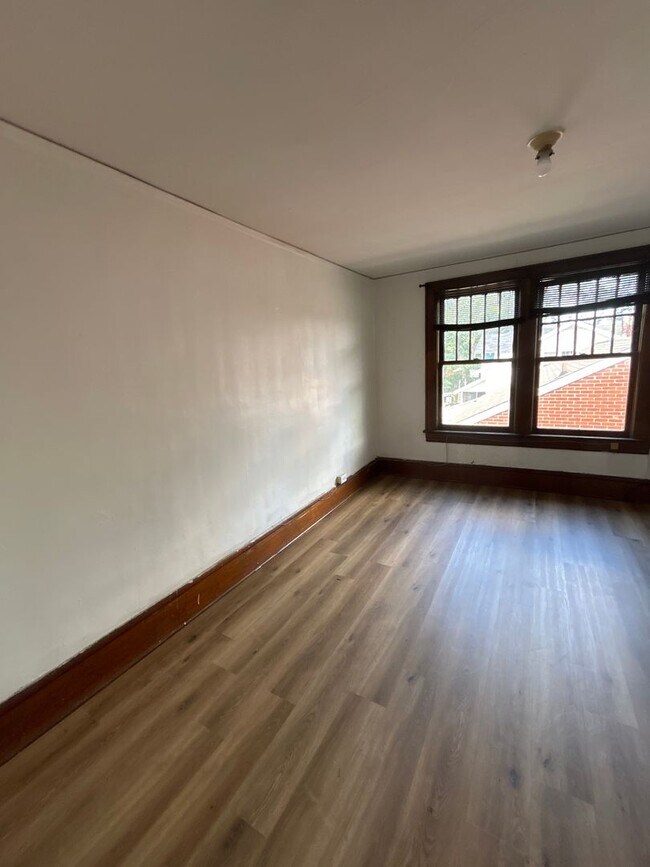 Building Photo - 2923 Melrose Ave NW