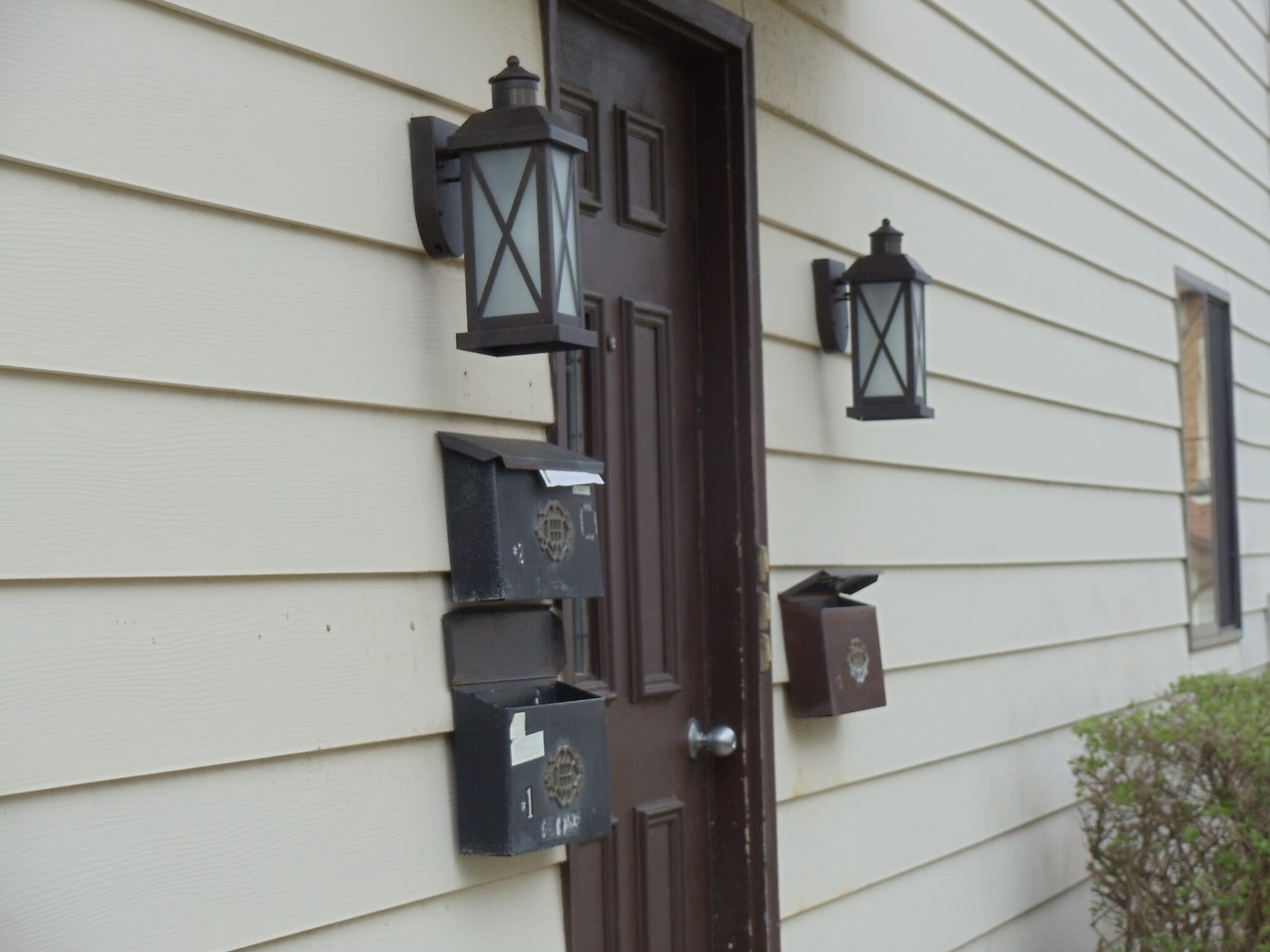 entrance - 927 S 76th St
