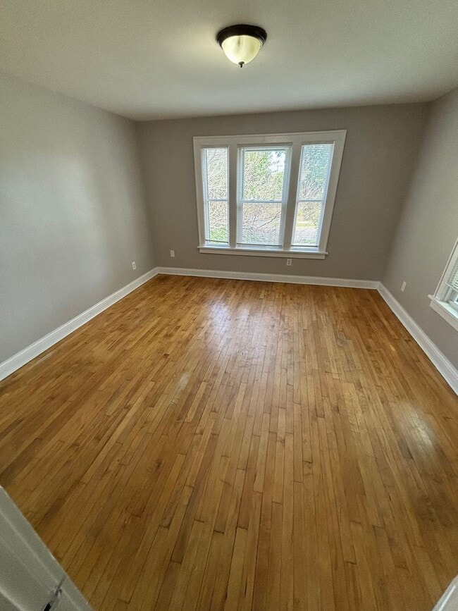 Building Photo - 3 bedrooms 2 bath house, Available sept 1st