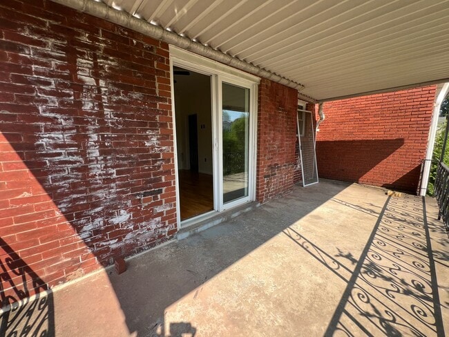 Building Photo - Stunning 4 bedroom 2.5 bathroom house  - B...
