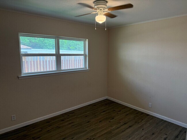 Building Photo - TEXAS SIZED WHITESBORO HOME FOR LEASE! 4 BEDROOMS-LOTS OF SPACE! HURRY!