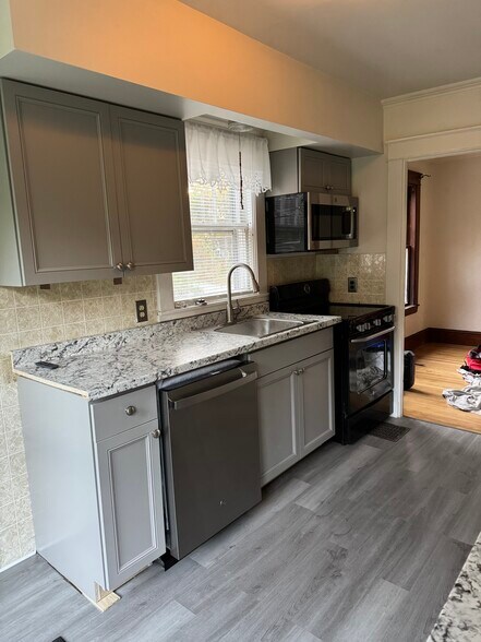 Building Photo - 619 Riverside Dr