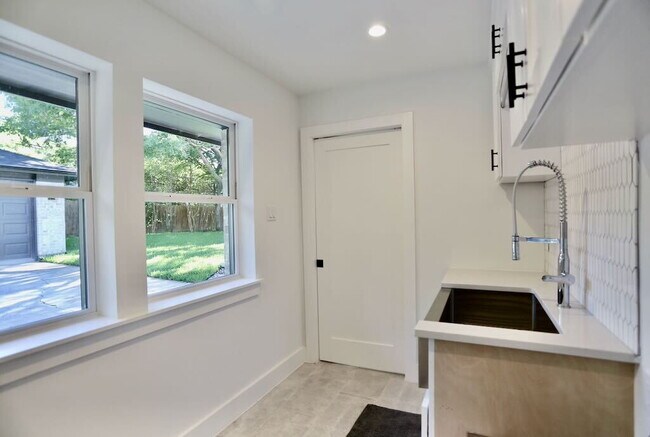 Building Photo - Executive Lease Near Preston Hollow  - Chef's Kitchen, Gated Drive & Spacious Patio